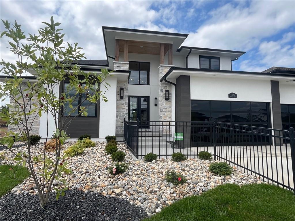 Photo 2 of 17016 Rosehill Street