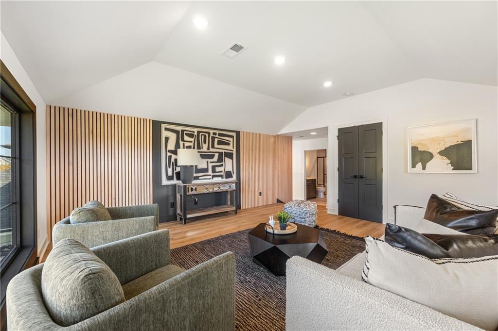 Photo 7 of 17016 Rosehill Street