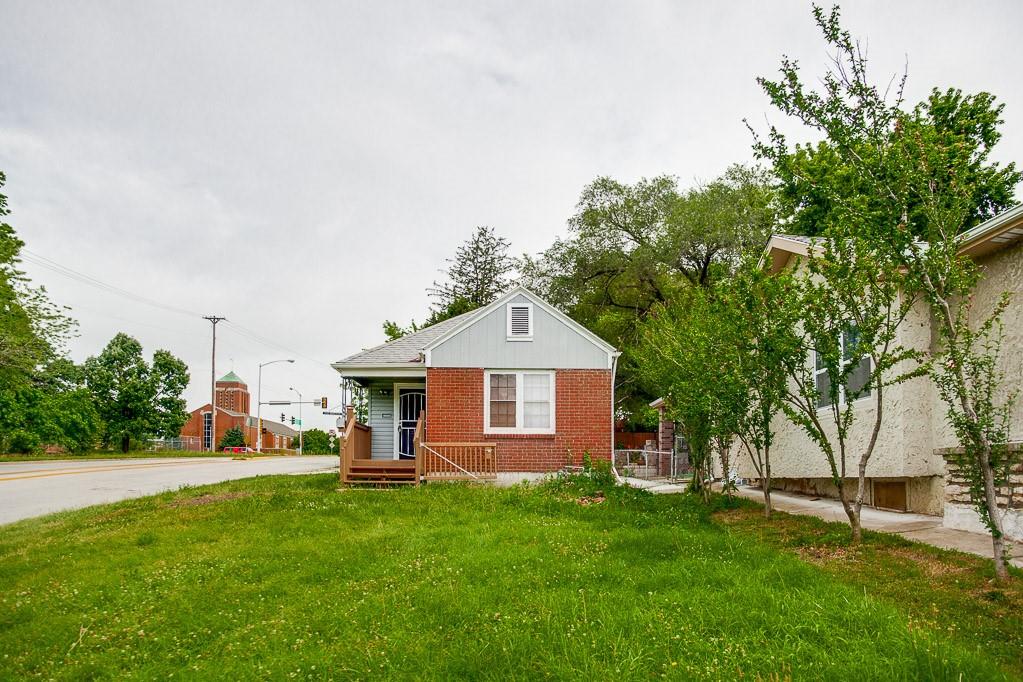 Photo 2 of 2660 Armstrong Avenue