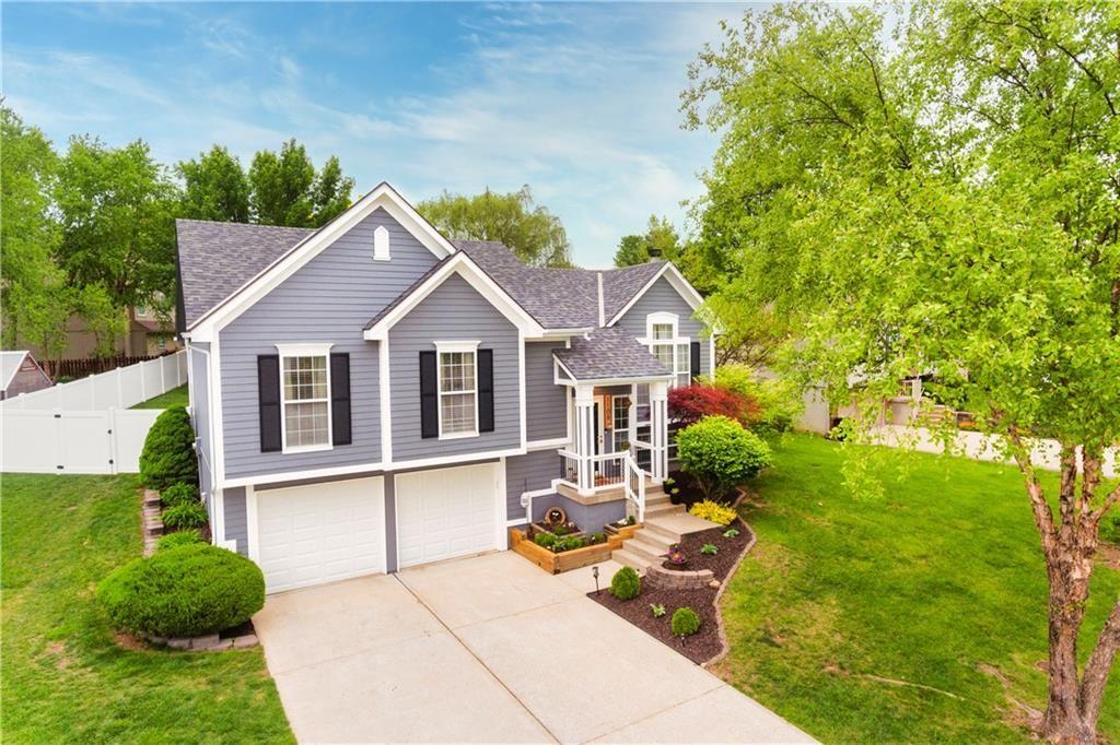 Photo of 1108 NE COLLEEN Drive in Lee's Summit, MO