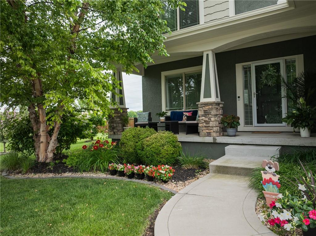Photo 3 of 104 SW Greenbriar Drive