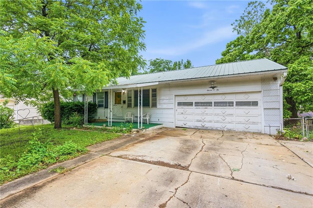 Photo 2 of 1102 N Farview Drive