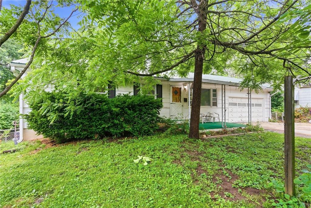Photo 4 of 1102 N Farview Drive