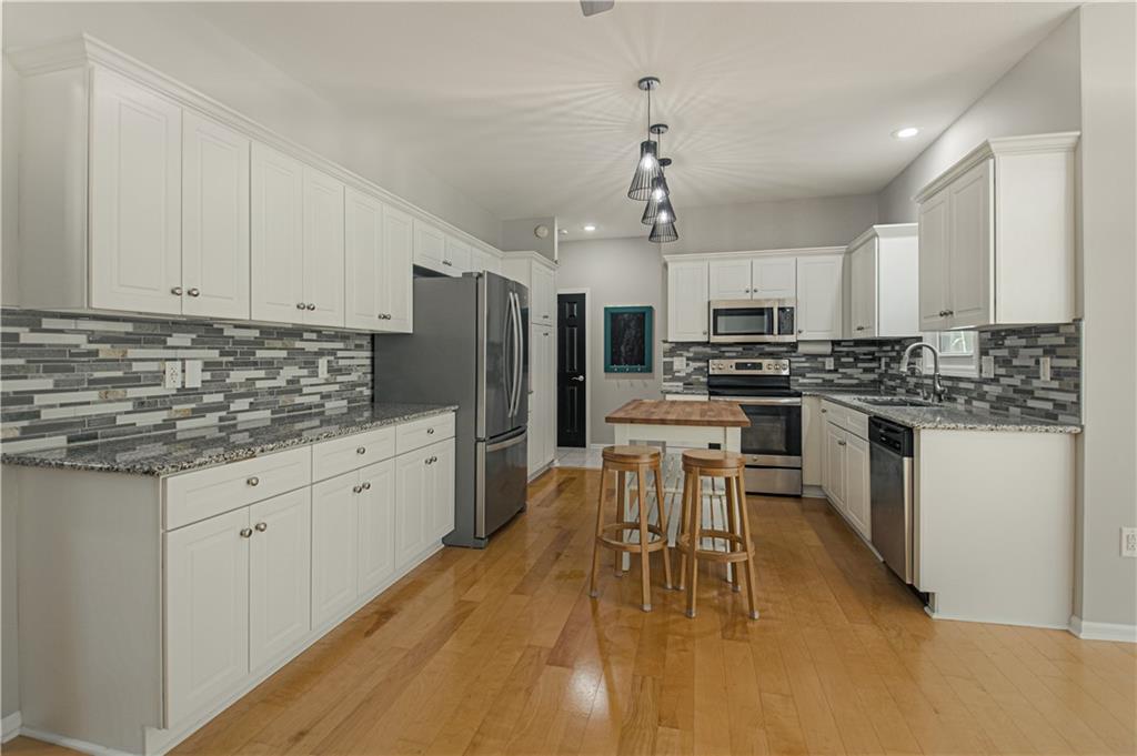 Photo 3 of 6913 RED OAK Drive