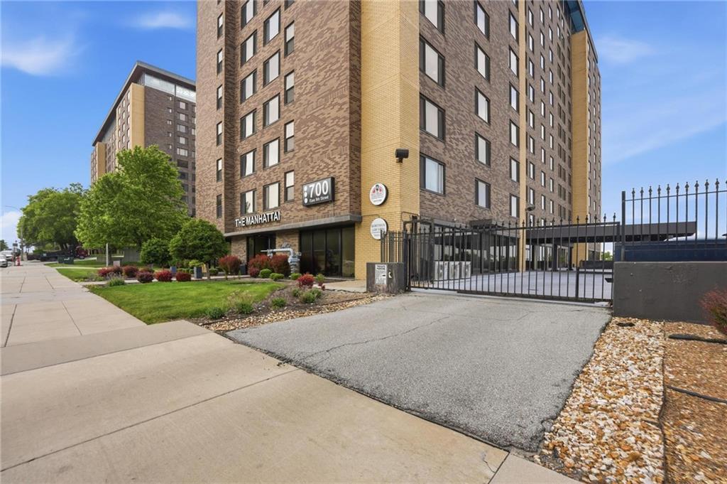 Photo 2 of 700 E 8th Street #14N
