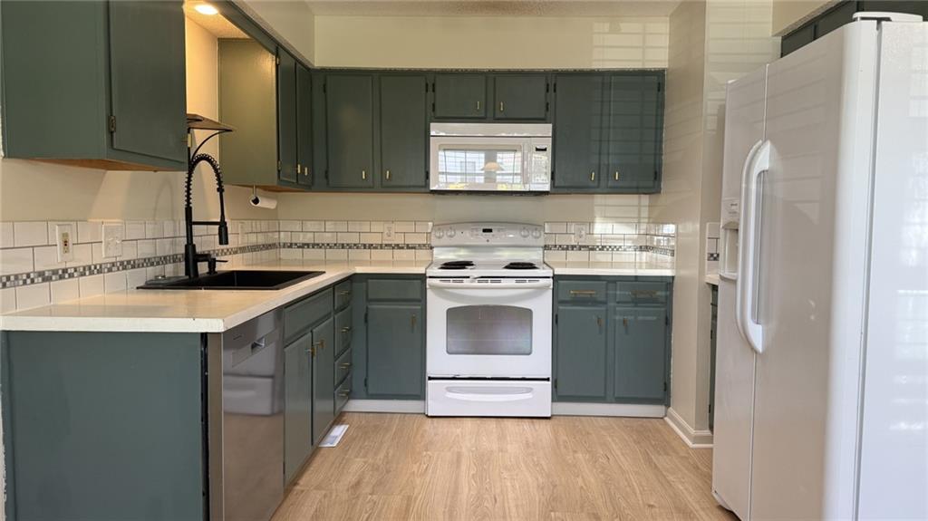 Photo 2 of 1806 Gates Drive W