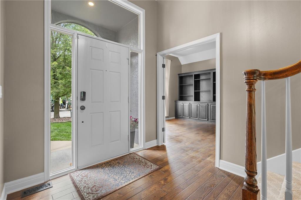 Photo 4 of 5812 MANOR Lane