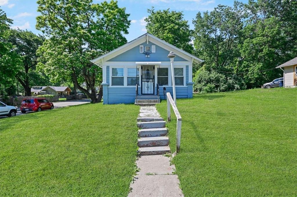 Photo 3 of 2917 E 61st Street