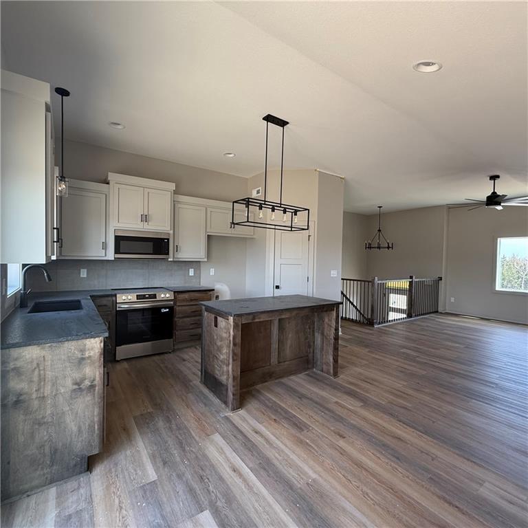 Photo 4 of 2112 SE Oak Ridge Drive