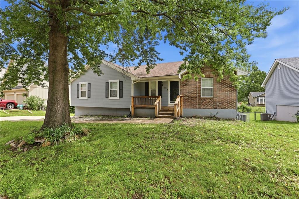 Photo 2 of 901 SW Foxtail Drive