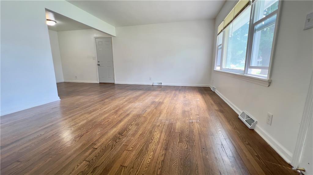 Photo 4 of 204 N Park Drive