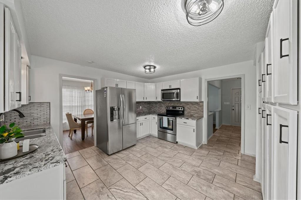 Photo 2 of 901 NW Springwood Drive