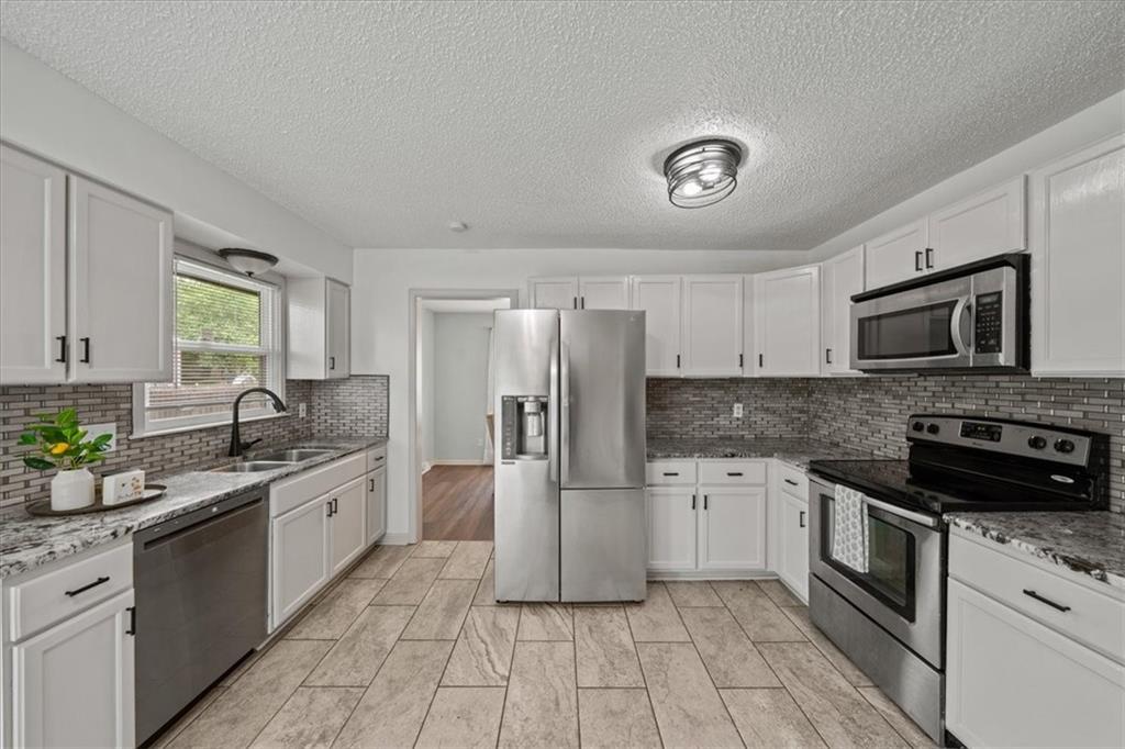 Photo 3 of 901 NW Springwood Drive