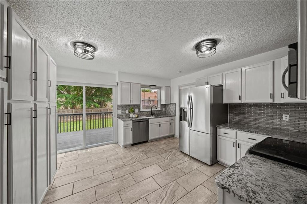 Photo 4 of 901 NW Springwood Drive