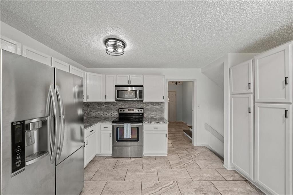 Photo 5 of 901 NW Springwood Drive