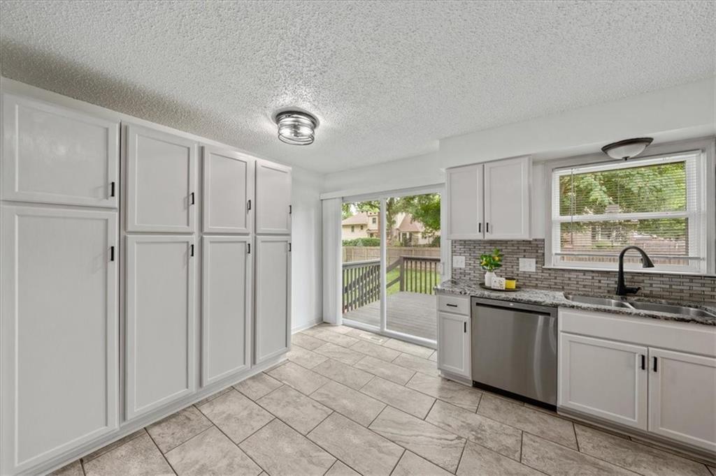 Photo 6 of 901 NW Springwood Drive
