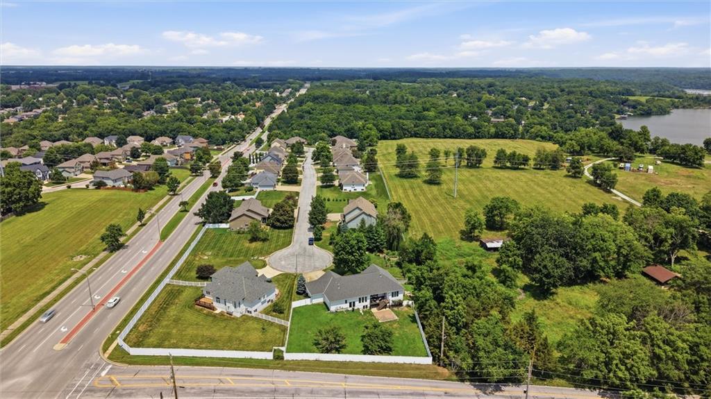 Photo 3 of 1301 NE Horizon Drive