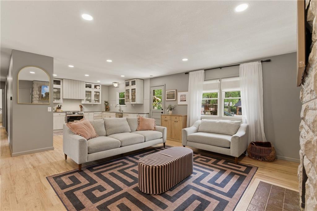 Photo of 927 W 20th Terrace