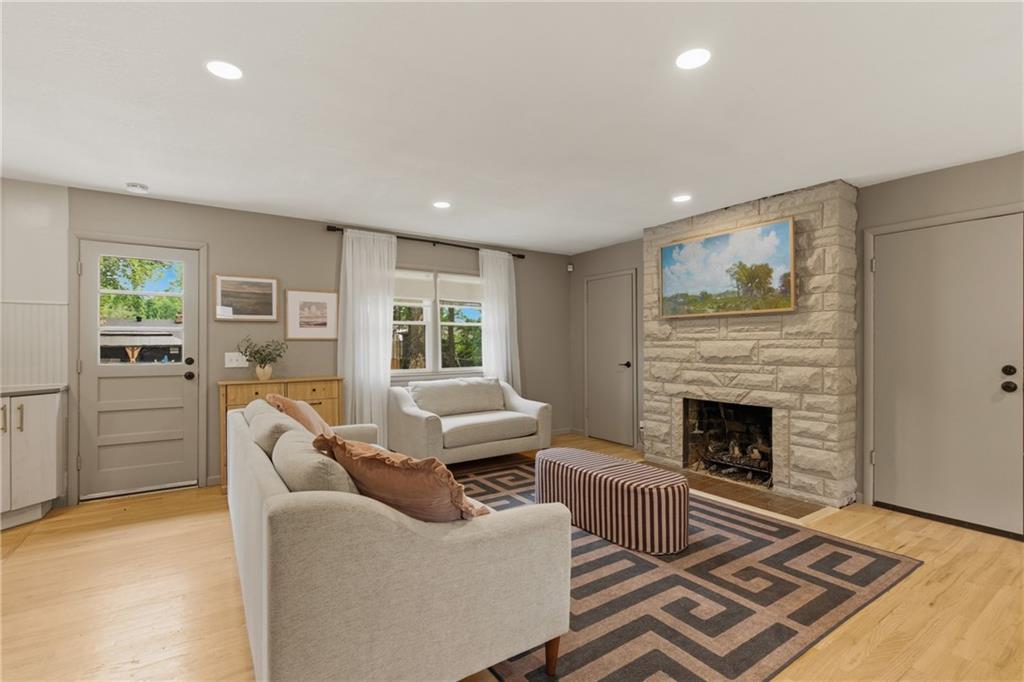Photo 5 of 927 W 20th Terrace