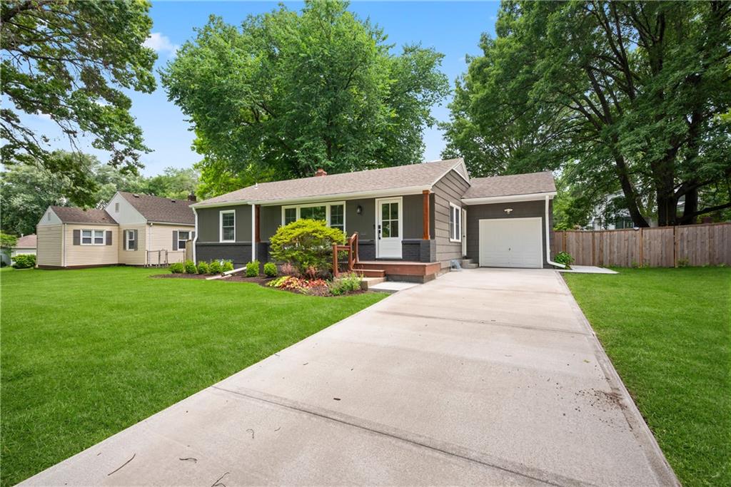 Photo 3 of 4607 W 59th Street