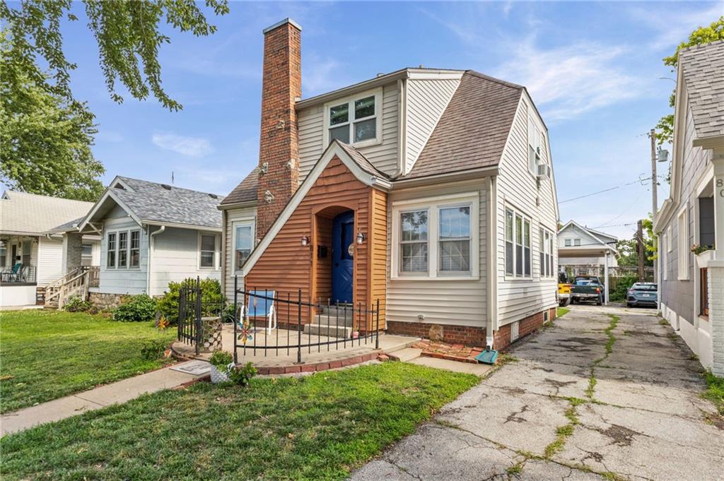 Photo 3 of 811 E 23rd Avenue