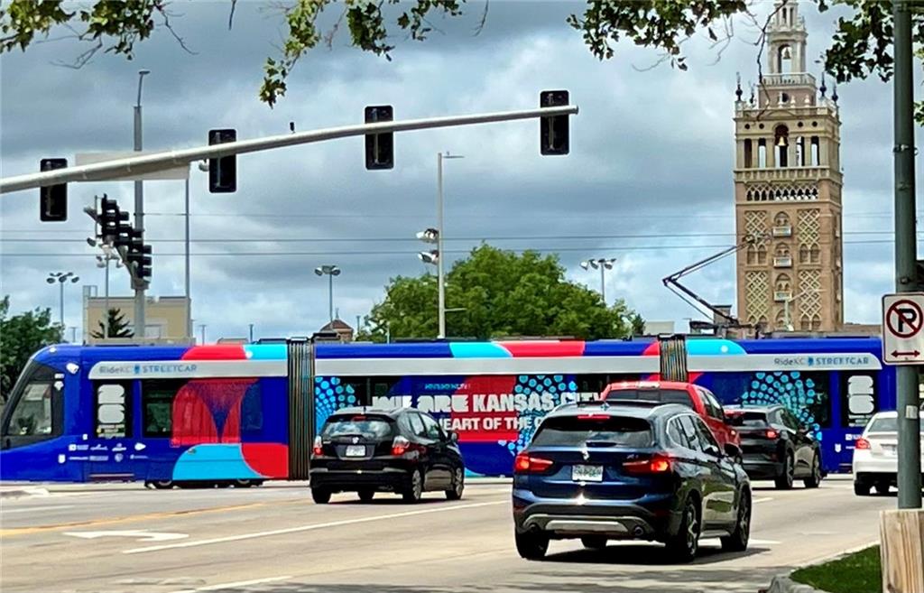 Photo 2 of 212 Emanuel Cleaver II Boulevard #2 West