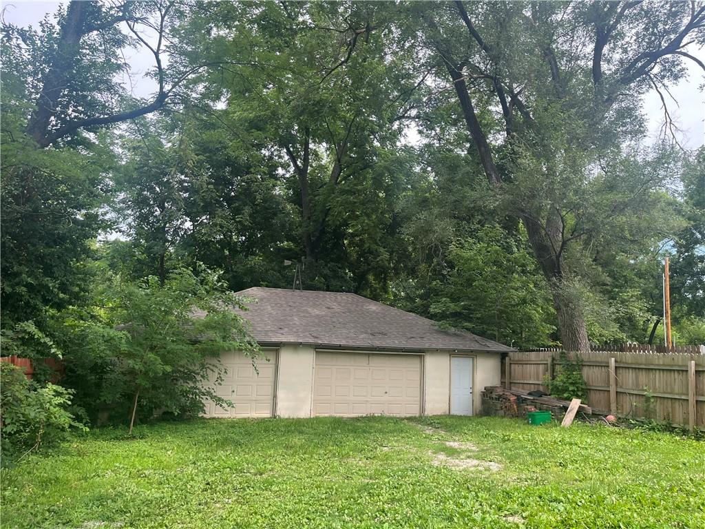 Photo 3 of 813 N Crysler Avenue