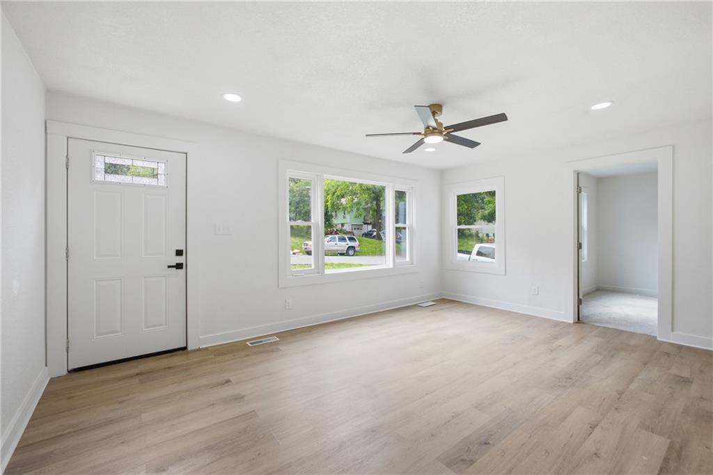 Photo 6 of 2221 S Hawthorne Avenue