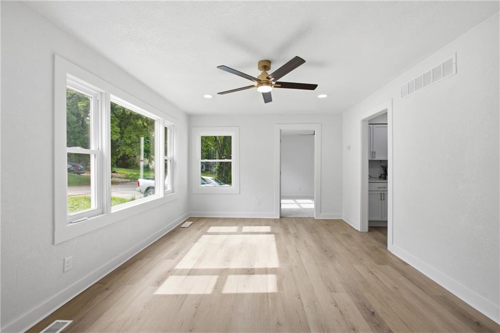 Photo 7 of 2221 S Hawthorne Avenue