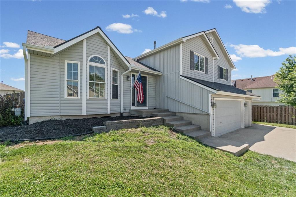 Photo 2 of 8505 N ARCOLA Avenue