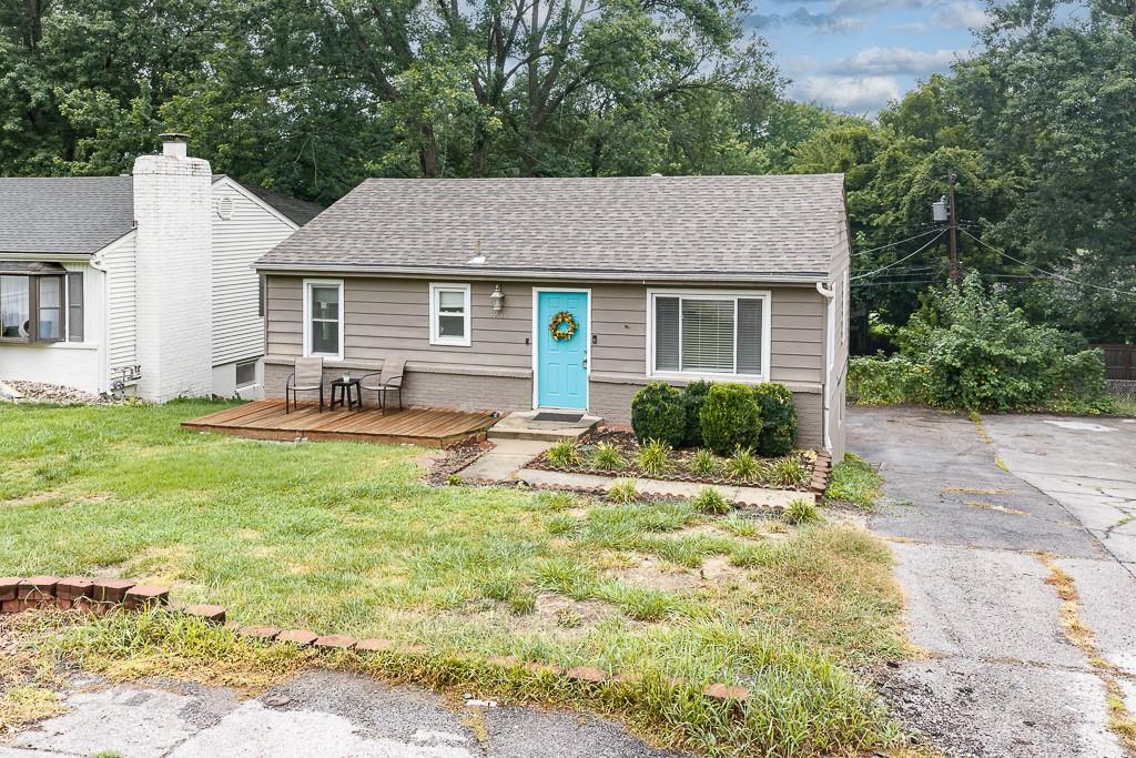 Photo 2 of 3932 N Spruce Avenue