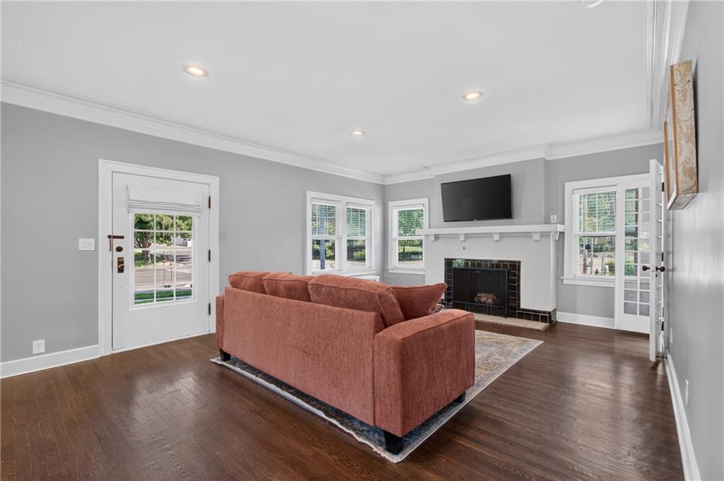 Photo 2 of 5850 Brookside Boulevard