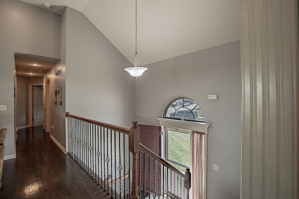 Photo 5 of 1000 SW Redbud Circle