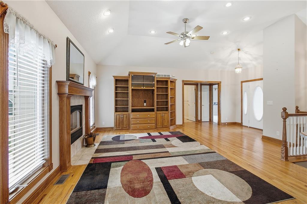Photo 6 of 700 E 10th Street