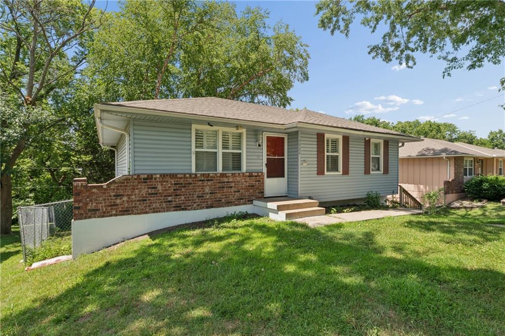 Photo 2 of 3922 S Harbaugh Drive