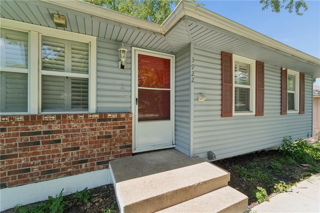Photo 4 of 3922 S Harbaugh Drive