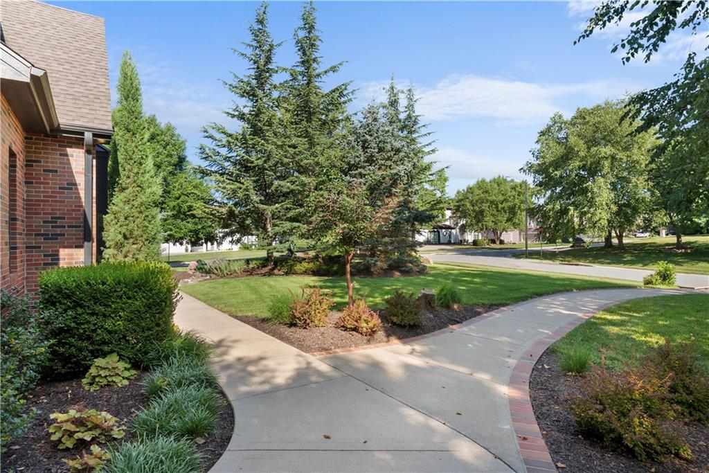 Photo 4 of 301 NW Rockhill Circle