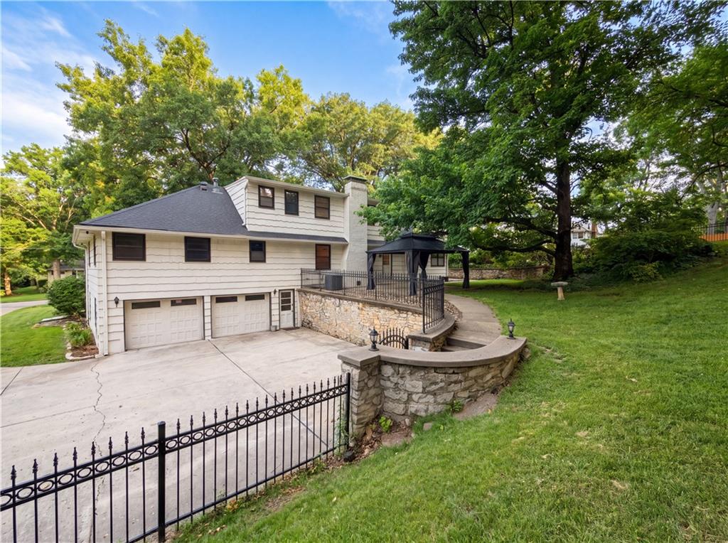 Photo 5 of 4321 NW Briarcliff Lane