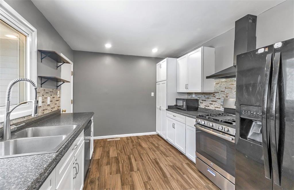 Photo 5 of 9805 E 33RD Street