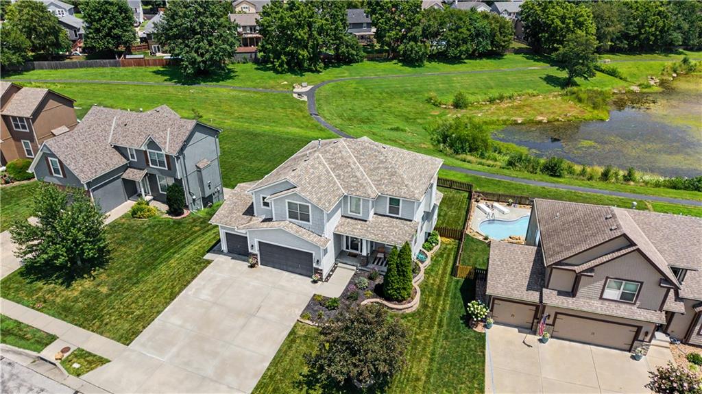 Photo 3 of 1000 BELLFLOWER Lane