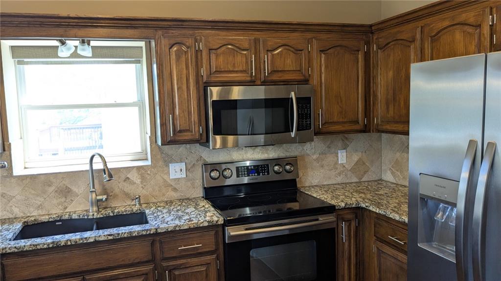 Photo 7 of 324 NE Woodbury Drive