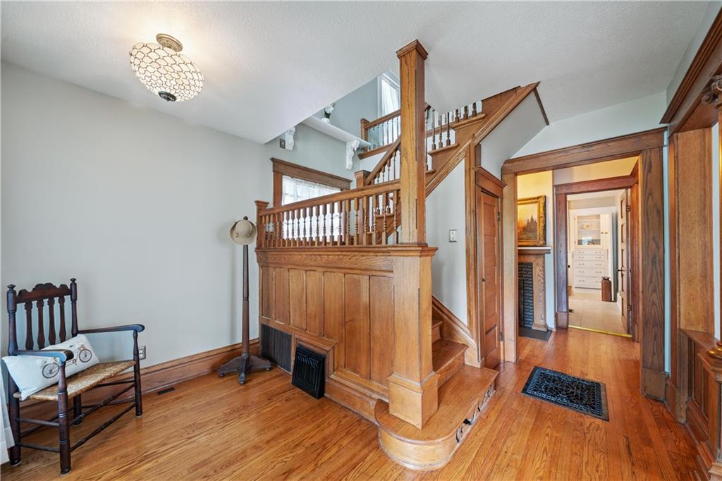 Photo 5 of 105 NE Douglas Street