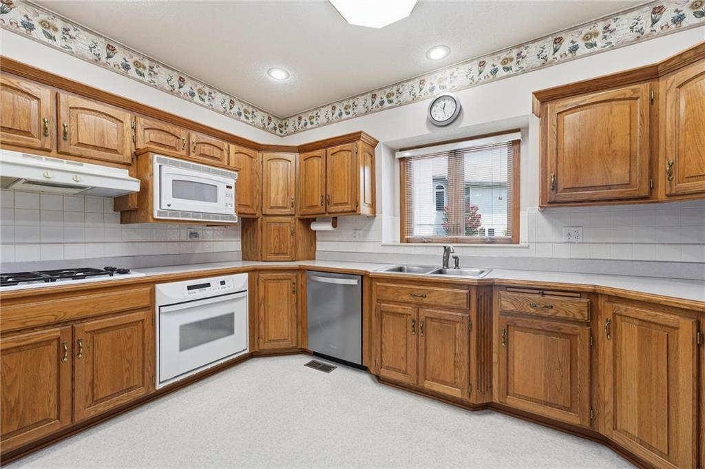 Photo 5 of 2910 S SWOPE Drive