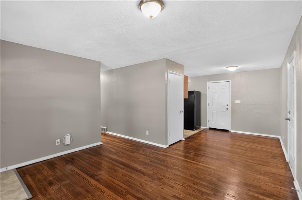 Photo 7 of 4607 MERSINGTON Avenue