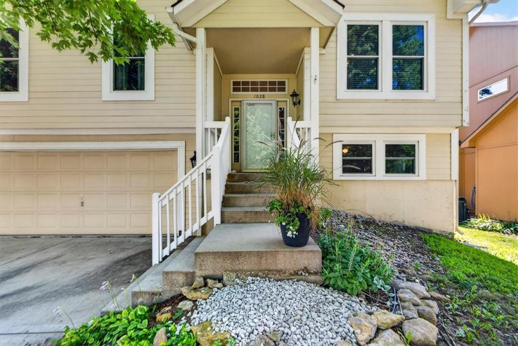 Photo 4 of 1028 N Crest Drive
