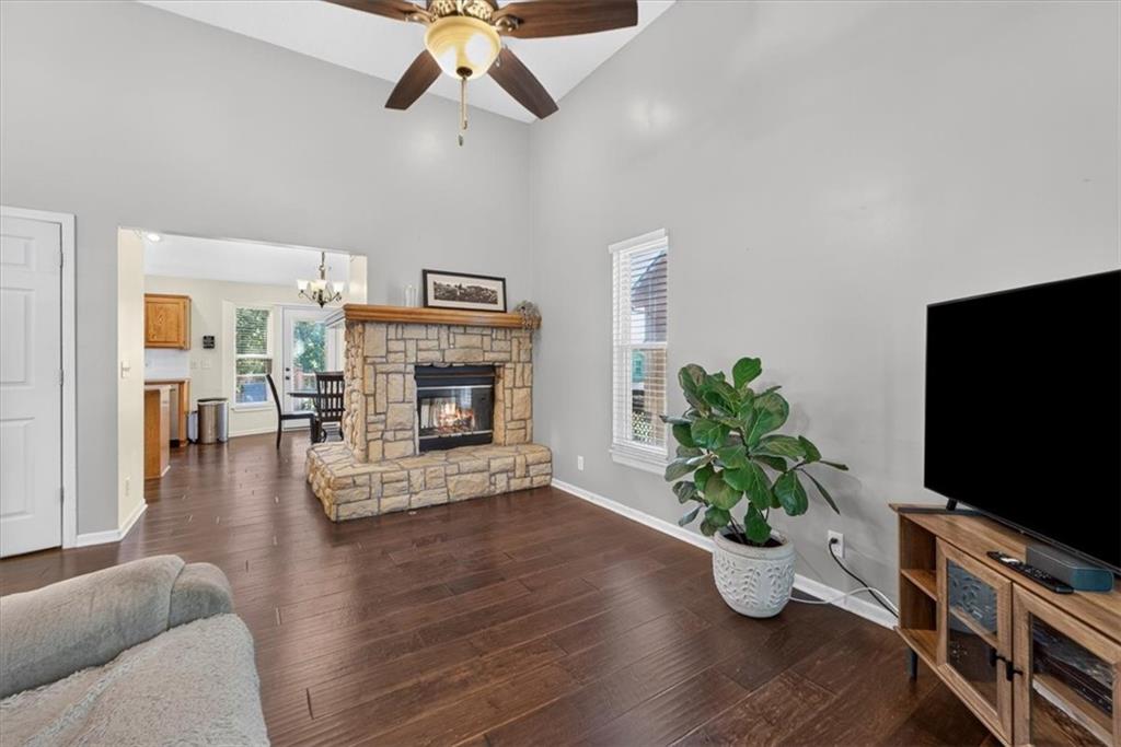 Photo 7 of 1028 N Crest Drive
