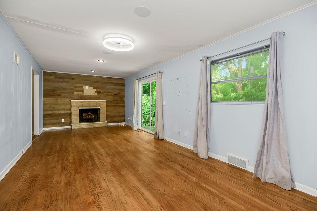 Photo 5 of 9733 Walnut Street