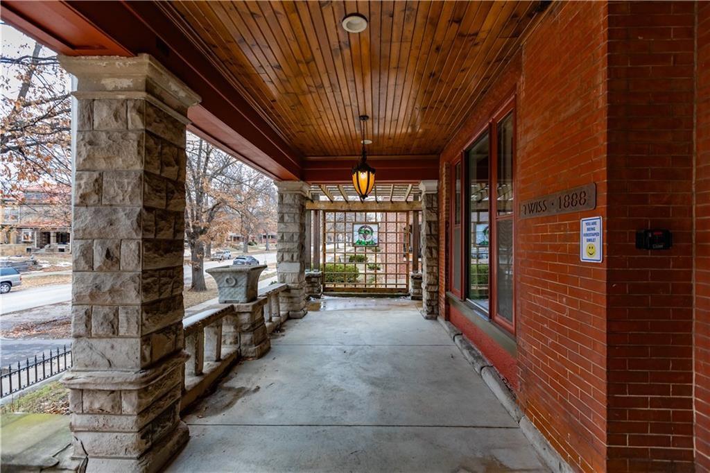 Photo 2 of 425 Gladstone Boulevard