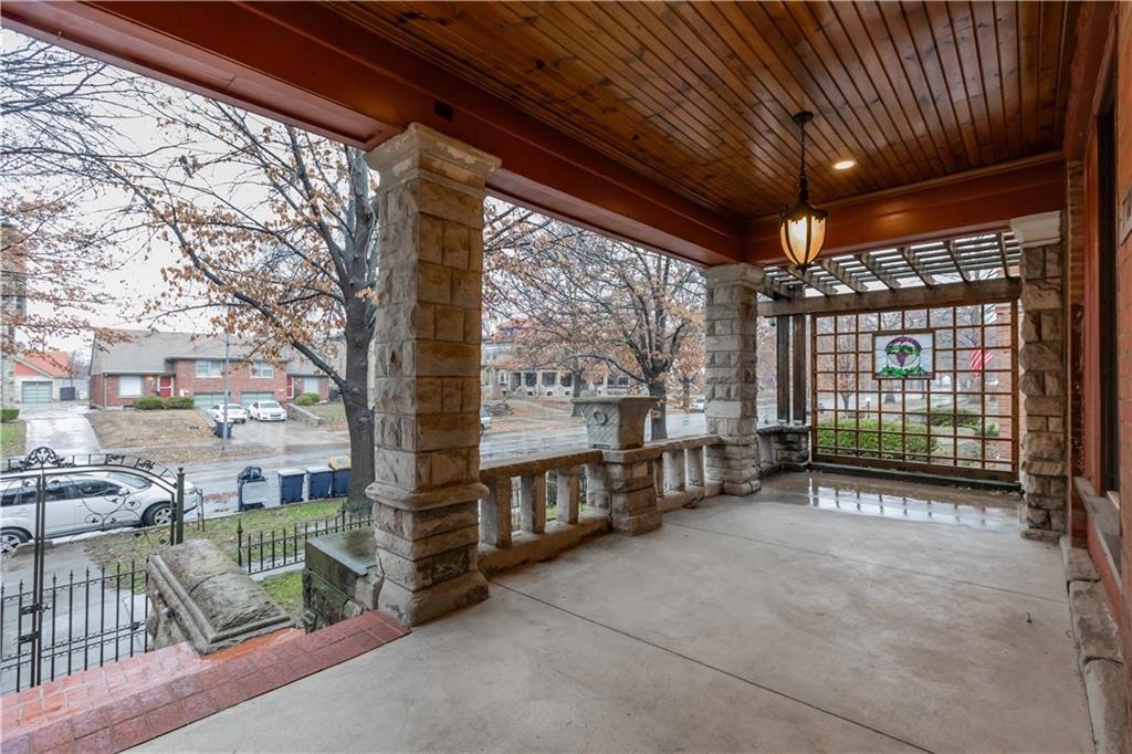 Photo 4 of 425 Gladstone Boulevard
