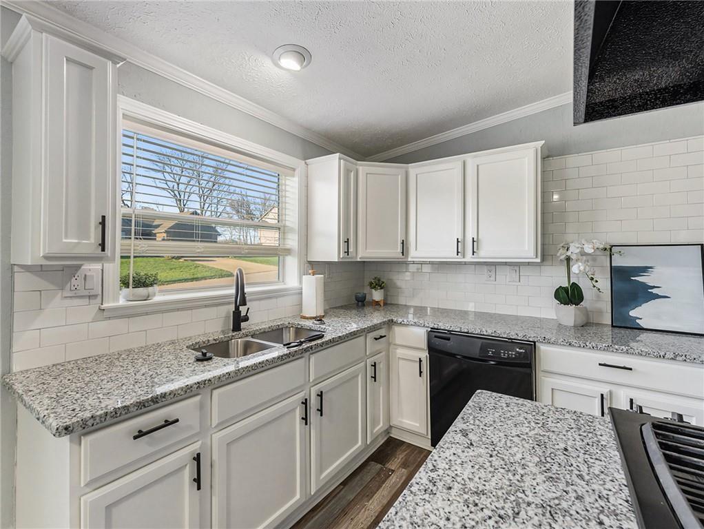 Photo 5 of 13732 Lawrence Avenue